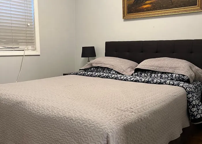 5 Bedroom Huge House In Location Parking Fireplace Back Yard Holiday home