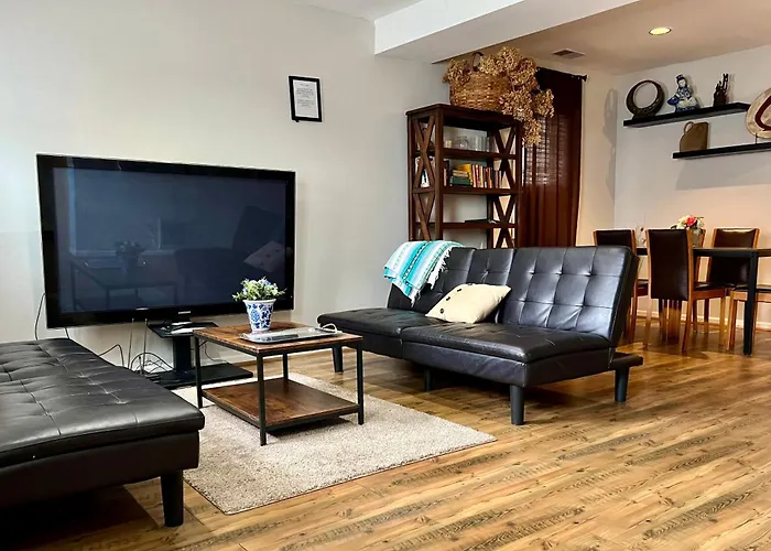 5 Bedroom Huge House In Location Parking Fireplace Back Yard Holiday home *