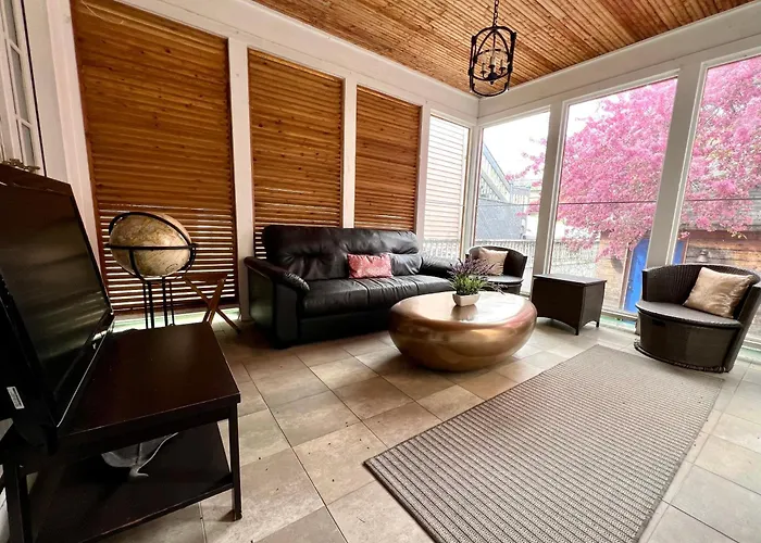 Holiday home 5 Bedroom Huge House In Location Parking Fireplace Back Yard *