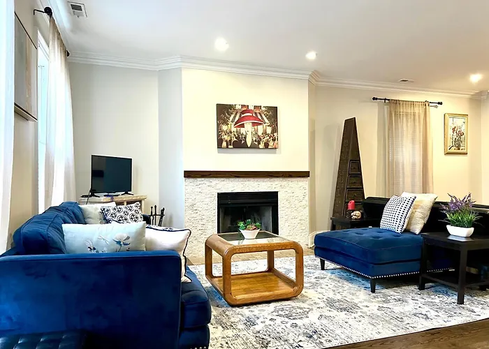 5 Bedroom Huge House In Location Parking Fireplace Back Yard Holiday home Chicago