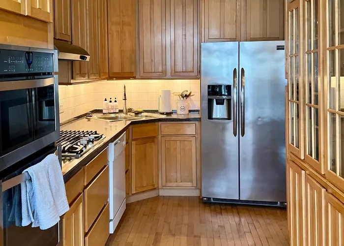 5 Bedroom Huge House In Location Parking Fireplace Back Yard Holiday home