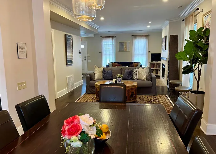 5 Bedroom Huge House In Location Parking Fireplace Back Yard Chicago