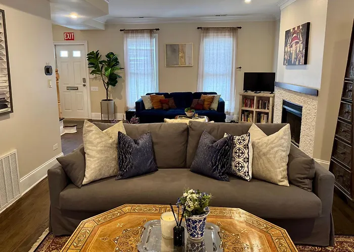 5 Bedroom Huge House In Location Parking Fireplace Back Yard * Chicago
