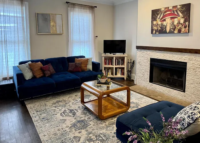 Holiday home 5 Bedroom Huge House In Location Parking Fireplace Back Yard *