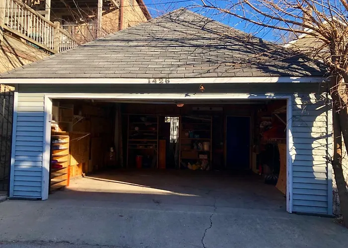 Holiday home 5 Bedroom Huge House In Location Parking Fireplace Back Yard Chicago