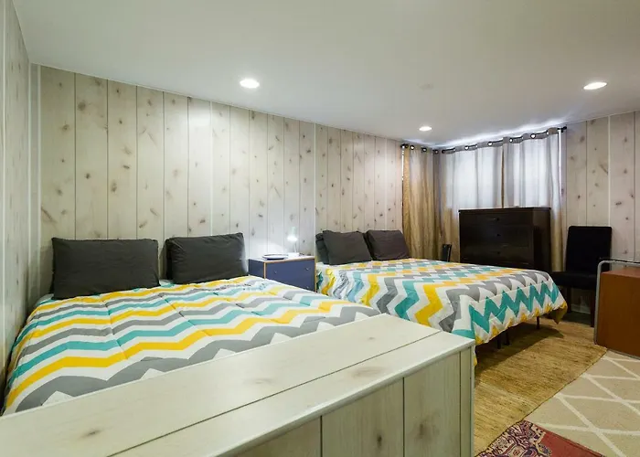 5 Bedroom Huge House In Location Parking Fireplace Back Yard * Chicago